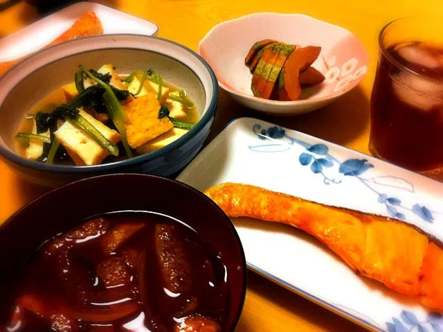 焼き鮭、厚揚げと小松菜の煮物、なすと玉ねぎのお味噌汁、かりもりの味噌漬け。|liccaさん