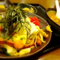 Snapdishの料理写真:自分は初めて知った「沖縄ちゃんぽん丼」。野菜も一杯、スパムや豚バラに温玉まで入って大満足なランチでした〜ヽ( ´ー｀)ノ|tsukuda_hoppyさん