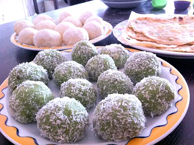 Snapdishの料理写真:(Green tea) Mochi with red bean filling|Cuddles~*さん