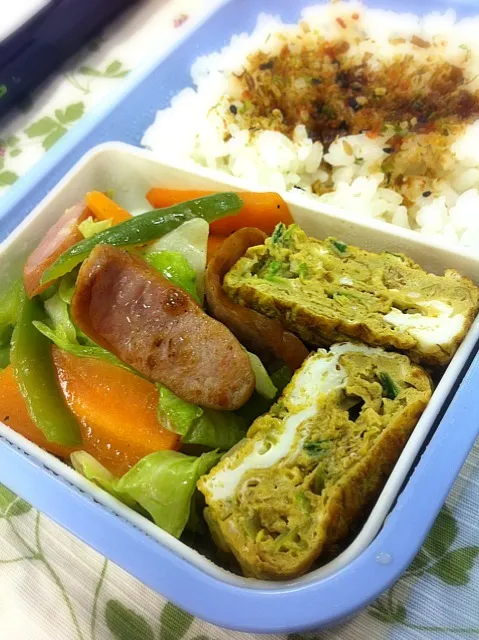 お弁当。ウインナ入り野菜炒め、ソース味の卵焼き。|liccaさん