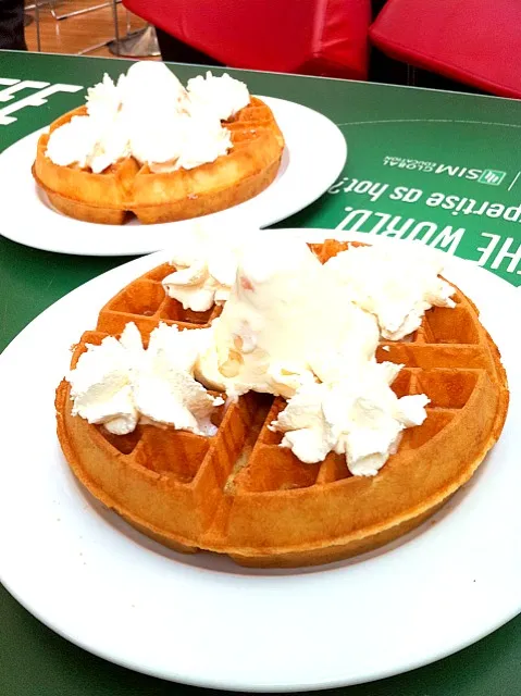 Waffles with Macademia Nut Ice Cream|Janiceさん