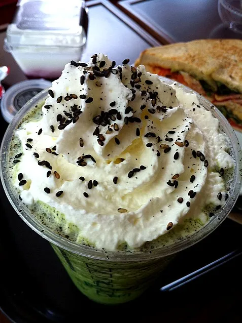 Snapdishの料理写真:Black Sesame Green Tea Frappuccino|about.me/pinku_nekoさん