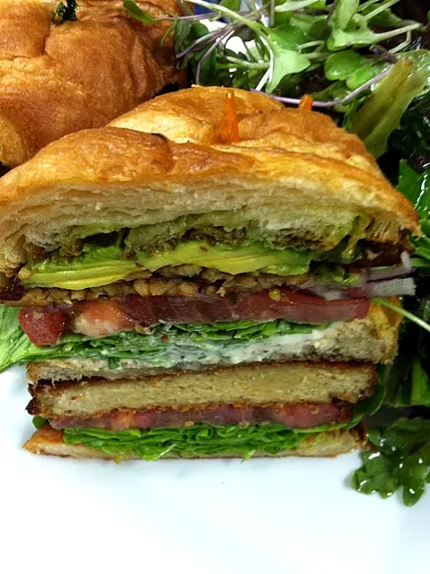 triple layered bistro pesto croissant with first of the season heirloom tomatoes|GREG ARNOLDさん