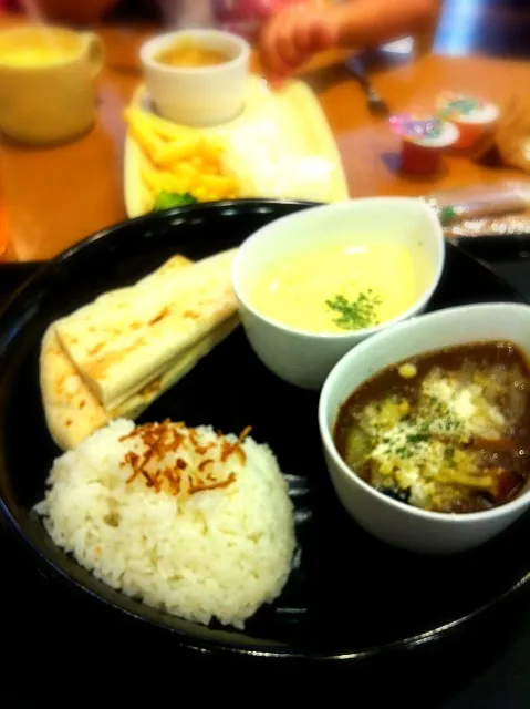 Snapdishの料理写真:ナスとモツァレラチーズカレー|まめ茶さん