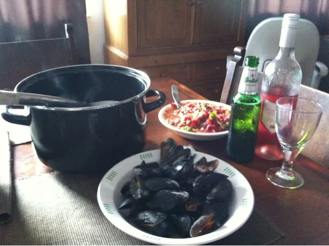 Snapdishの料理写真:mussels , spanish salsa , beer and rose wine just delish|simonさん