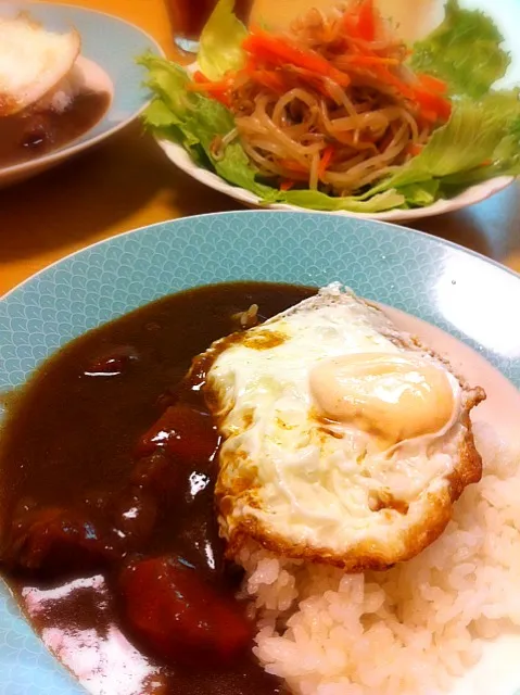 朝ごはん。目玉焼きカレー、もやしとにんじんのナムル。|liccaさん