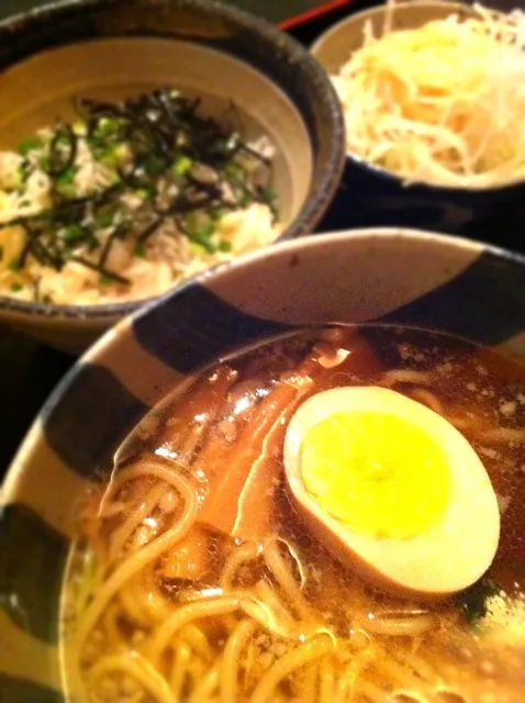 Snapdishの料理写真:釜揚げシラス丼とラーメン|目黒秀樹さん