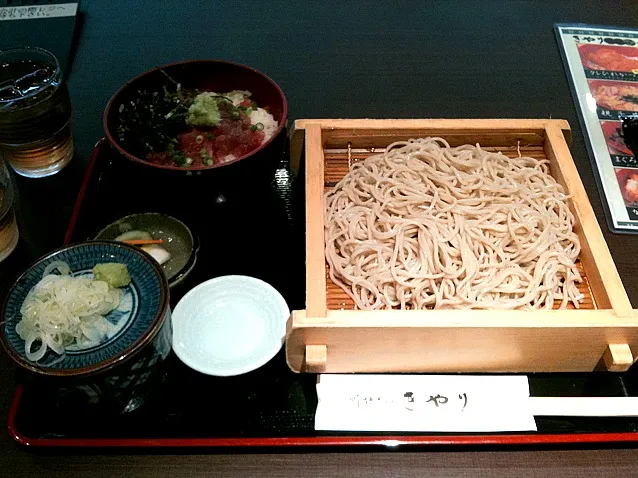 そばとおまけのまぐろ丼|いいだたいきさん