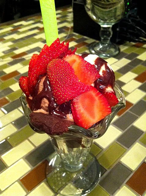 Snapdishの料理写真:raw brownie sundae|kindkremeさん