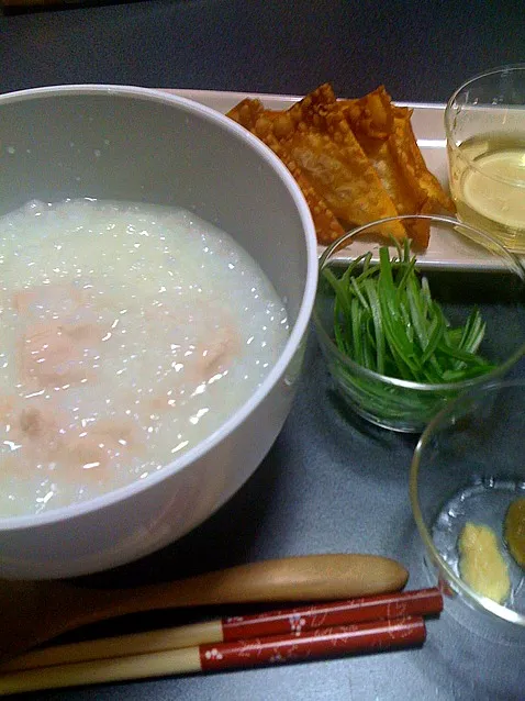 鶏粥と揚げワンタン。薬味はネギとショウガとゆずコショウとラー油、ごま油。気分で色々。|ワタビキさん