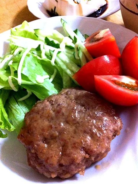 Snapdishの料理写真:ハンバーグ  オニオンコンソメスープで蒸し焼きにしてみました|naoさん