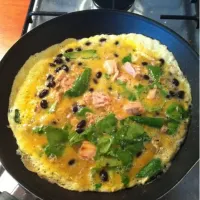 Snapdishの料理写真:omelet with tuna, black beans, spinach|tim bennoksさん