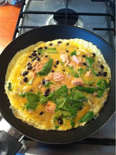 Snapdishの料理写真:omelet with tuna, black beans, spinach|tim bennoksさん