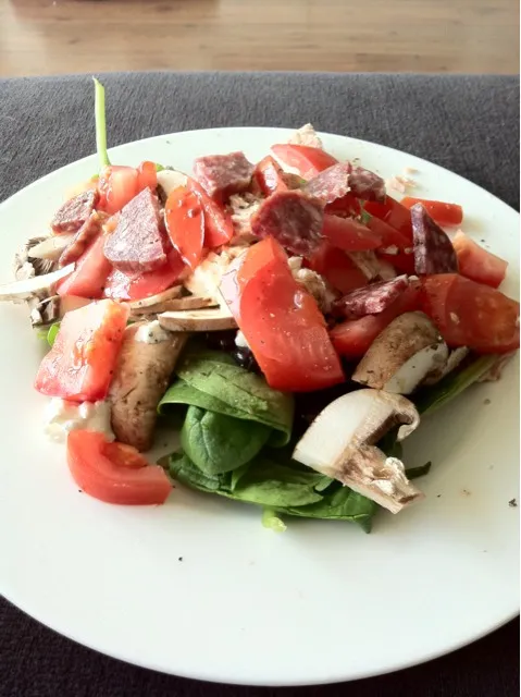 salad with peperoni, spinach, mushrooms, tuna and beans|tim bennoksさん