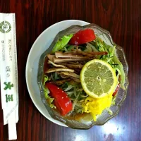 Snapdishの料理写真:西中延2丁目 味の大王 の冷やし中華。麺は緑色の翡翠麺|Takayuki Chibaさん