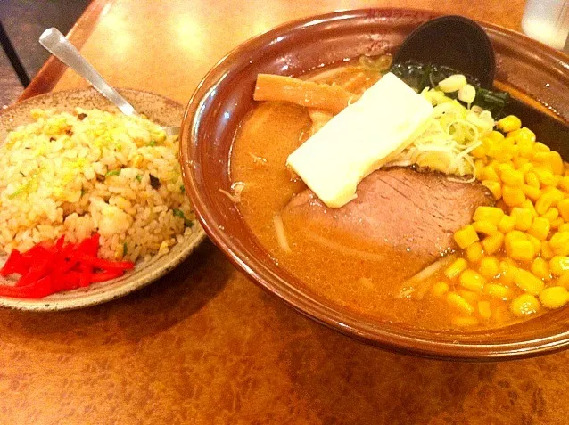 味噌バターコーンラーメンとミニチャーハン|Yukaさん