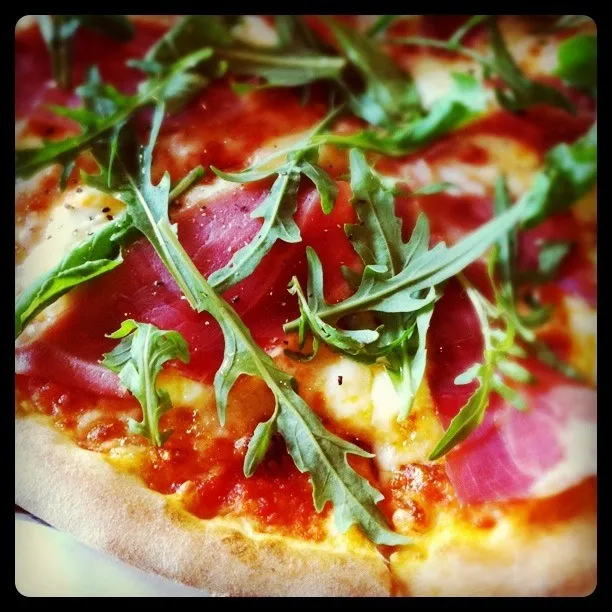 parma ham pizza with rocket salad|tatpisha t.さん