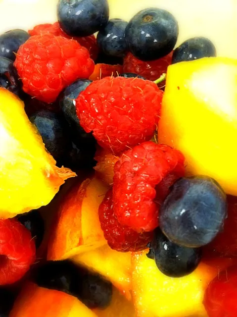 Snapdishの料理写真:Peaches and Berries|nicole ravlinさん