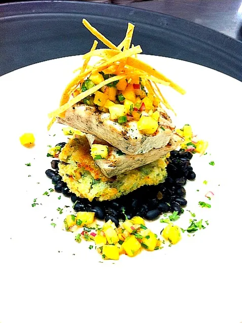 Snapdishの料理写真:Grilled Mahi Mahi with Pineapple Pico de Gallo|Erich Hiegerさん