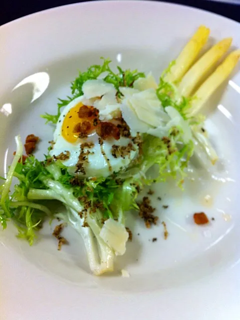 Frisae Salad with Fried Duck Egg and Walnut Vinaigrette and Duck Cracklin|Erich Hiegerさん