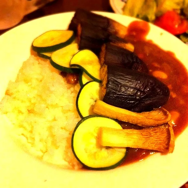 豆とトマトと鳥挽肉カレー。なすとズッキーニとエリンギのグリルのせ。豆カレーうまい！|もづくさん