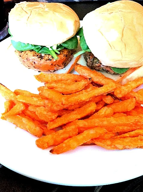 Snapdishの料理写真:Salmon Burger with Spinach & Hollandaise with Sweet Potato Fries|Nicole Caballeroさん