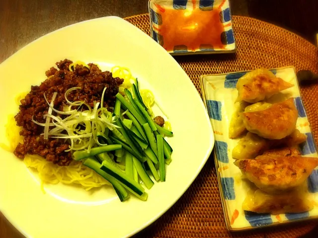 自家製肉味噌のジャージャー麺と皮から作った夏餃子。|あとり。さん