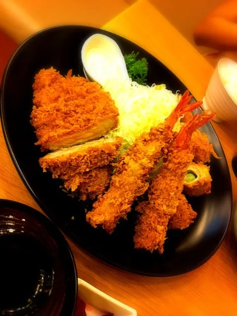 Snapdishの料理写真:Mixed Tonkatsu|Taweechai Lorushaweeさん