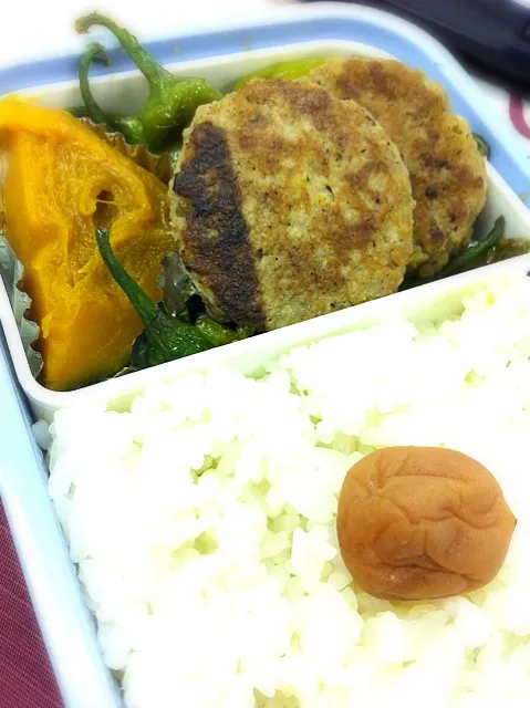 お弁当。ハンバーグ、ししとう醤油炒め、かぼちゃの煮物。「当たり」のししとうは1個ありました|liccaさん