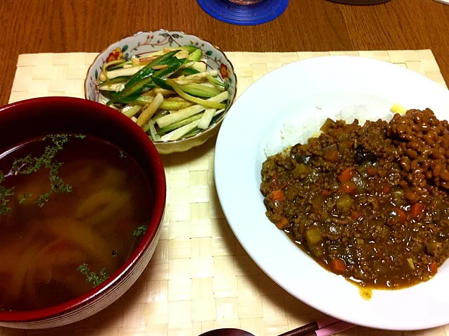 Snapdishの料理写真:ナスとトマトのキーマカレー納豆とチーズと共に。キュウリと長芋の唐辛子酢醤油和え、コンソメスープ|Angie44さん