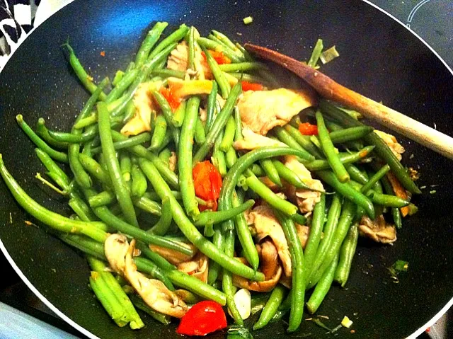 Snapdishの料理写真:green beans with oyster mushrooms and tomatoes|Gabiさん