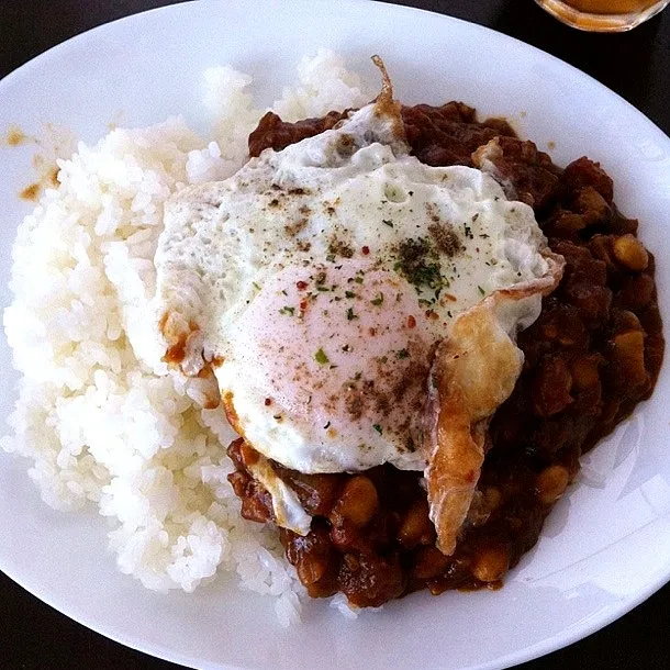 朝カレー。目玉焼きのせ。おいしかったでごわす。|もづくさん