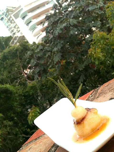 Snapdishの料理写真:Papa confitada en aceite de ajonjoli Ragout de Cordero en su jugo y Gastric de Naranha|oscar ritoさん