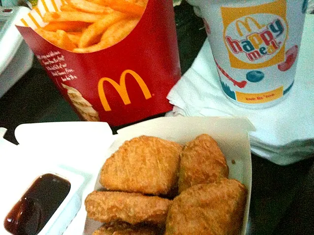 Snapdishの料理写真:McDonald's Chicken Nuggets, Cheese Fries and Coke :)|katrina tadeoさん