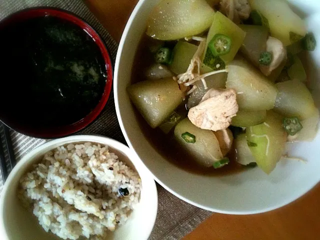 ご飯、わかめ味噌汁、冬瓜と鳥肉の煮物|りささん