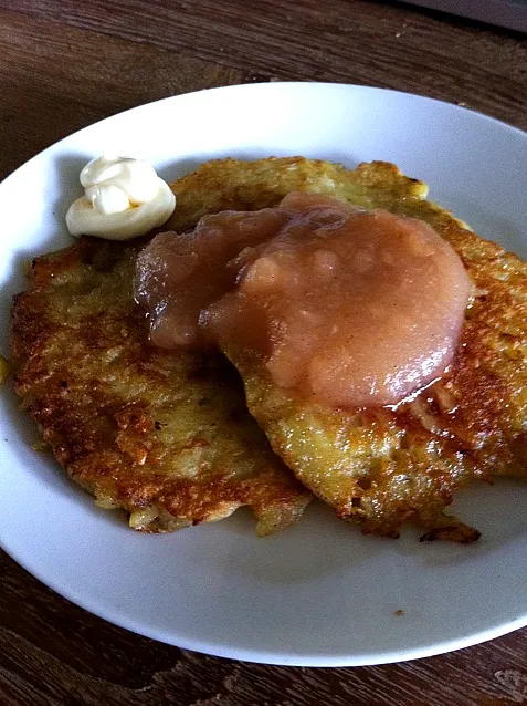 aardappelpannekoekjes met verse appelmoes|Rene Onstenkさん