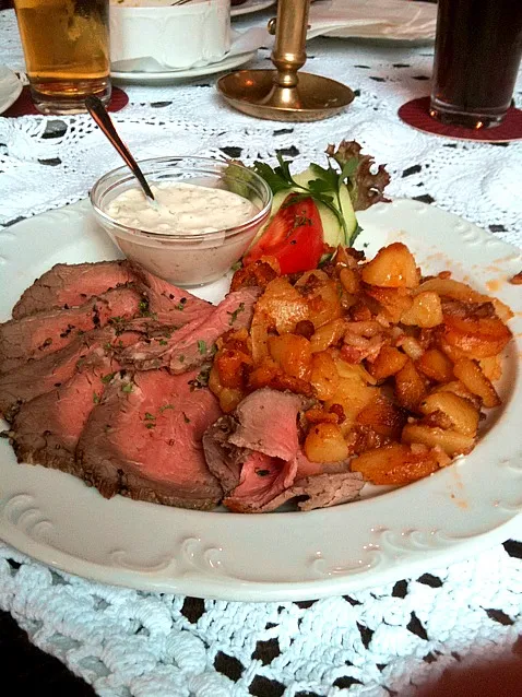 Roastbeef mit Bratkartoffeln und Remouladen sauce.|allan roy silvaさん