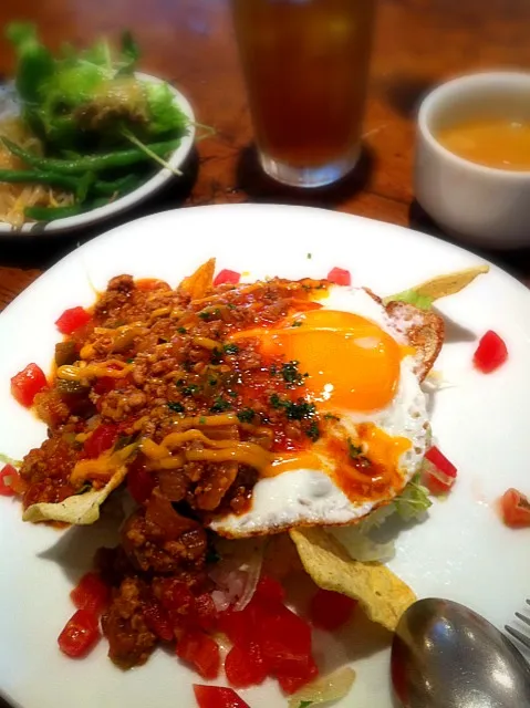 待ち合わせの相手が来ないので食べちゃいますよ～今日のランチはタコライス♡|えりざべすさん