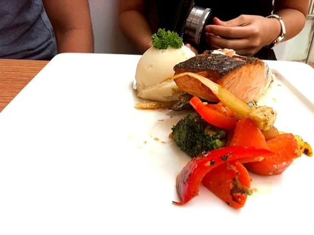 Pan-seared salmon with roasted vegetables|matさん