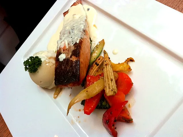 Pan-seared salmon with roasted vegetables|matさん