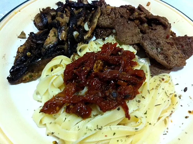 Pasta with sundried tomato strips, cajun beef slices and sauteed portobellos|Sean Limさん