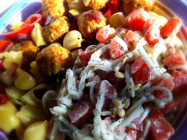 radish-tomato salad with fried veggie balls, leftover pasta, red peppers and red onions|Gabiさん