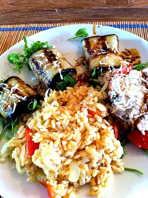 Snapdishの料理写真:gegrilde auberginerolletjes met tonijnsalade en risotto|Rene Onstenkさん