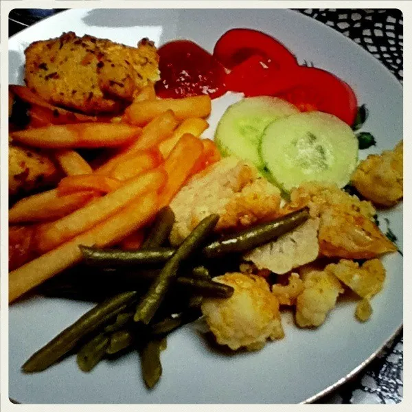 Snapdishの料理写真:fries with chicken, green bean, cauliflower.|Rurie van Sarkさん