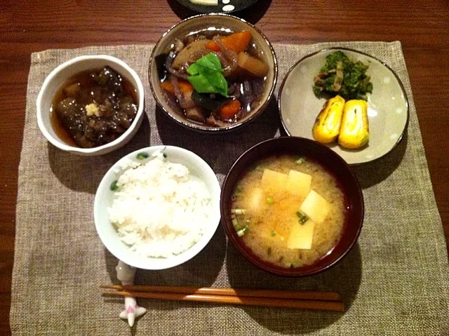 なすの煮浸し、根菜のうま煮、卵焼き、豆腐の味噌汁。|aichiさん