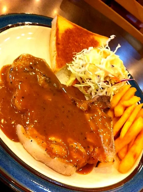 Pork Chop Steak with Gravy Sauce and Mashed Potato|about.me/pinku_nekoさん