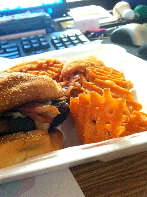 Snapdishの料理写真:Black Cat Burger with Sweet Potato Fries|Ben Andersonさん