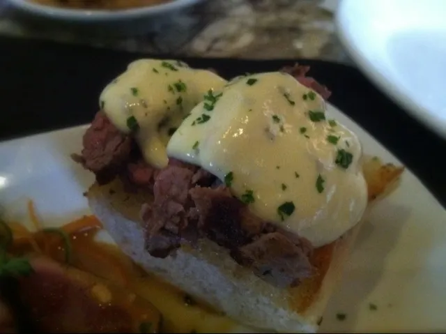 Seared Filet on Garlic Toast w/ Béanaise|chuck slatenさん