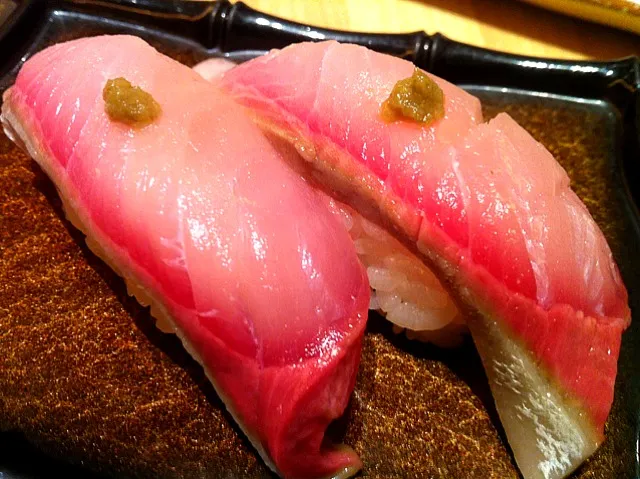 Hamachi sushi with yuzu sauce|Ru-Shin Lookさん