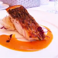 Oven-baked barramundi fillet, lobster bisque sauce served with crash-hot-potatoes with black summer truffles.|Wendyさん